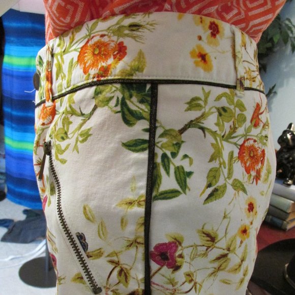 Designer Floral Capri's - Picture 3 of 4